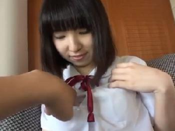 小柄で可愛い童顔美少女が精液顔面射精されて悶絶