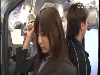 痴漢に襲われ肉棒の挿入を許す巨乳女子校生