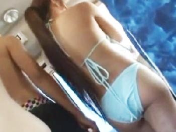 ビキニでバスに乗り込んだギャルがバックからゴムなし挿入され痴漢被害にW