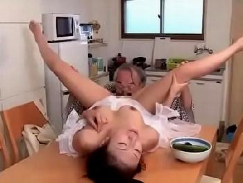 齢70を過ぎても絶倫の爺に行かされる綺麗な人妻