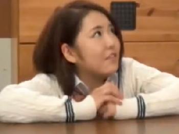 妹の友人の猥褻そうな女子校生をコタツの中で足マン責めしてみた結果…性交誘導成功