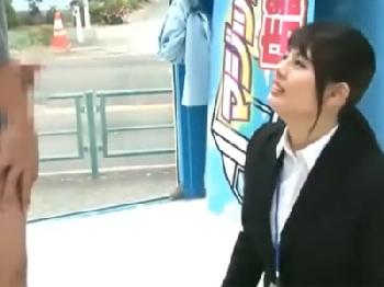 マジックミラー号の管理を任された美女ADが素人男性にサービスハメ