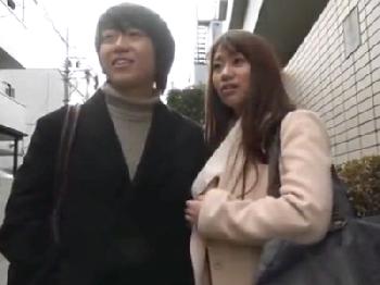 素人カップルが賞金を賭けてワイセツなゲームに挑む→失敗して男優に子宮へ直接精液ぶっかけ射精される