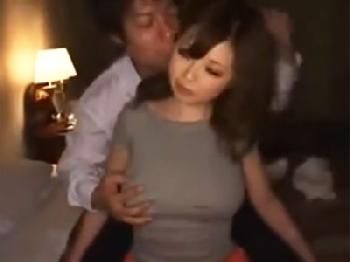 もの凄い巨乳のお姉さんがノーブラ薄着で男を誘惑→中出し射精