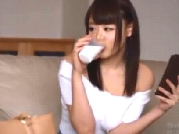 爆乳女子校生が挑発的な手コキで色仕掛けしてくるので遠慮なく膣内射精