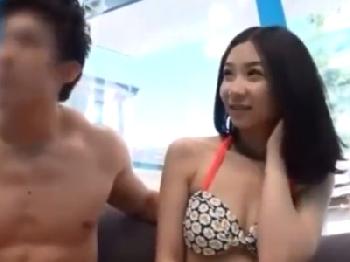 その場のノリで避妊具なしの性行為を許可する水着姿の巨乳美女→そのまま中出し!!