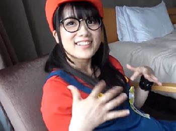 恥ずかしそうに笑顔で性感帯を教えてくれるメガネ美少女がハードピストンピスに痙攣絶頂