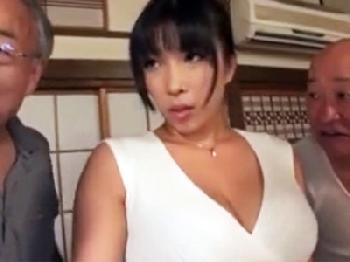 種無しの夫に代わり義理の父親とその友人たちと子作りする事になった巨乳人妻