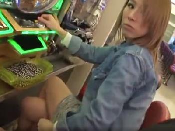 パチンコ屋でよく見かける金髪ギャルを便所に連れ込み性的暴行膣内射精!!
