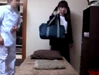 極悪マッサージ師に騙されたミニ系童顔J○が執拗にイラマチオされ口内射精