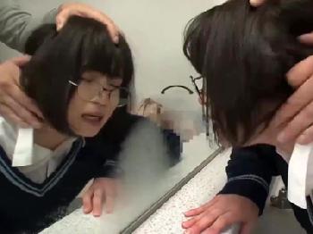 便所にいた地味系メガネ女子に不意にバック挿入