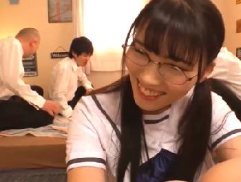 メガネの優等生女子校生が男子の中で1人だけ…全方向ペニスで固められて顔面射精