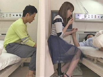 偶然遭遇した元カノ→夫に気づかれないように寝取りSEX