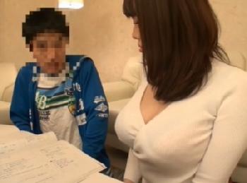 巨乳の従妹と中年女性との夢のような3P!!おっぱい大好きなエロ少年がテンション爆上がりな近親性交