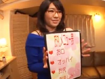 宅配業者を痴女って性的ご奉仕を勧める巨乳マダム