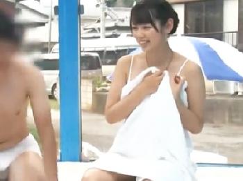 ローションマッサージで盛り上がった男女が辛抱できず避妊具未装着で性行為