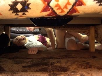 コタツの中で完全寝取り!!彼氏にバレずに膣内射精できるか？