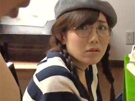 生徒たちにイタズラされて潮吹きが湯水のように止まらない女教師