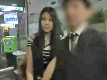 終電逃したカップルの彼女を家まで送って寝取りSEX!!