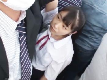 美少女女子校生が満員電車で会社員に逆痴漢を仕掛けて車内で顔面射精性交