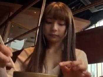 まだ10代の素人人妻をホテルに連れこんでハメ撮り膣内射精