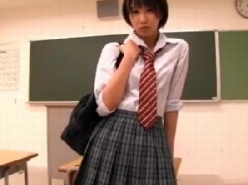 痴女女子校生が教室でオナニー強要W