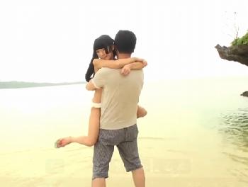 ミニ系童顔娘と誰もいないビーチで野外性交!!