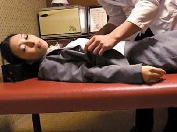 こいつは冷酷非道な暴虐!!丸の内OLたちが寝ている間に施術師に犯されて…