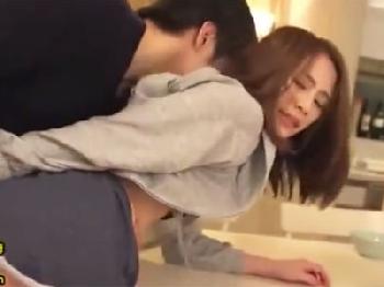 友人の彼氏に強引に迫られてしまうスタイル抜群美女