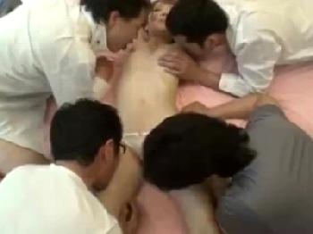 遊んでそうな女子校生ギャルが大人たち複数と大乱交!!