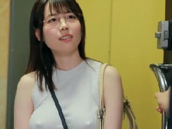 乳首ピンコ勃ちしてる地味な生徒を脱がしたら…ラッキー性行為に!!