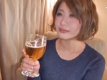 ペニス挿入されると淫らな女に豹変する巨乳人妻とハメ撮り性交