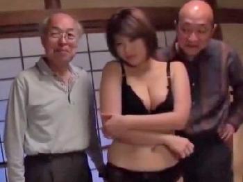 好きモノ男の集団に性的暴行される巨乳人妻