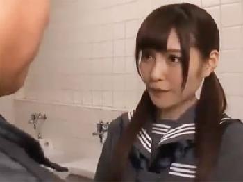 学校一の人気を誇る美少女女子校生が男子便所で下卑た中年男と親密な性行為
