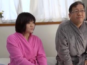 仲良し熟年夫婦が初体験の赤ちゃんプレイ→夫が何故か燃え上がりゴム無し孕ませ射精!!