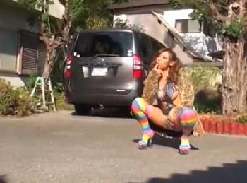 野外AVの撮影を見に来た素人くんを全力で性的に魅了する猥褻ギャル→いきなりパンツまで脱がされあわや大惨事に