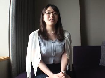 優等生そうな京都の色白巨乳メガネ素人が天然巨乳を揺らしながら悶える