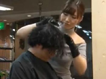 密かに手コキ抜き＆射精するまで口内性交してくれる美容師