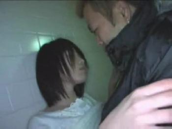 酒で深酔いしてる素人娘を介抱!!と見せかけて公衆便所連れ込み中出し性暴行する残虐男