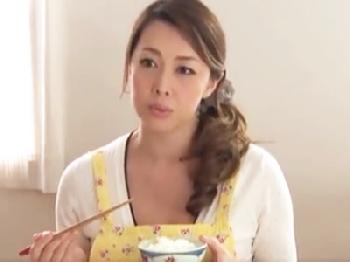 寂しさを紛らわす為に息子の友人を呼び出し性交する熟女母