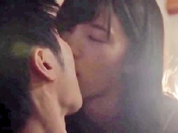 彼女が旅行中にお姉さんに密度の濃いキスされ理性崩壊する彼氏