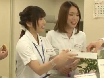 ビッチな白衣の天使と大乱交!!