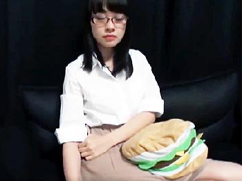 化粧っ気ない色白メガネ娘が予想外の色狂いで激喘ぎ