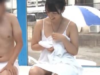 男友達とマッサージ体験中にムラっとくる→中出し性行為する素人娘