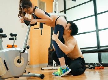 ジムトレーナーに寝取られたとても綺麗な人妻!!最初は些細なボディタッチから…だんだんと詰められる距離に性的欲望開放浮気