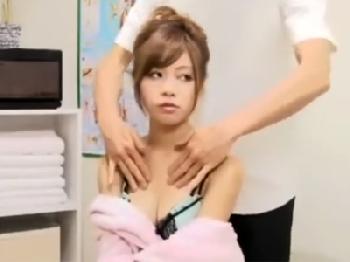 夫に勧められてマッサージに来たら挿入された細身のギャル系人妻