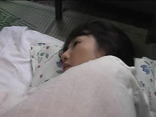 自慢の巨乳を擦り付けるように密着させてくる痴女人妻