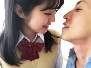 凄く魅力的な女子校生彼女とのハメ撮りを流出させた有能W