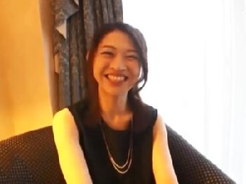 ご無沙汰な人妻がイケメンとホテルでイケないデート