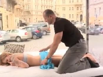 フランス人の素人さんが巨根にニンマリ!!海外マジックミラー号で強烈な性行為